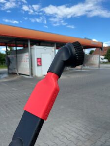 Adapter MojaSsawka z okrągłą szczotką zamontowany na odkurzaczu myjni samoobsługowej – test 9 z 18