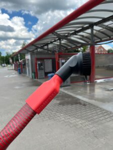 Adapter MojaSsawka z okrągłą szczotką zamontowany na odkurzaczu myjni samoobsługowej – test 17 z 18