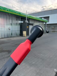 Adapter MojaSsawka z okrągłą szczotką zamontowany na odkurzaczu myjni samoobsługowej – test 16 z 18