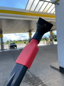 Adapter MojaSsawka z okrągłą szczotką zamontowany na odkurzaczu myjni samoobsługowej – test 14 z 18