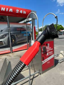 Adapter MojaSsawka z okrągłą szczotką zamontowany na odkurzaczu myjni samoobsługowej – test 12 z 18