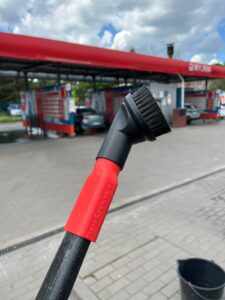 Adapter MojaSsawka z okrągłą szczotką zamontowany na odkurzaczu myjni samoobsługowej – test 11 z 18