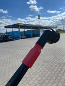 Adapter MojaSsawka z okrągłą szczotką zamontowany na odkurzaczu myjni samoobsługowej – test 7 z 18