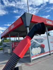 Adapter MojaSsawka z okrągłą szczotką zamontowany na odkurzaczu myjni samoobsługowej – test 5 z 18