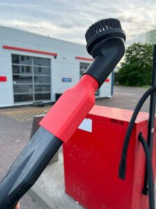 Adapter MojaSsawka z okrągłą szczotką zamontowany na odkurzaczu myjni samoobsługowej – test 4 z 18