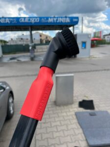Adapter MojaSsawka z okrągłą szczotką zamontowany na odkurzaczu myjni samoobsługowej – test 2 z 18